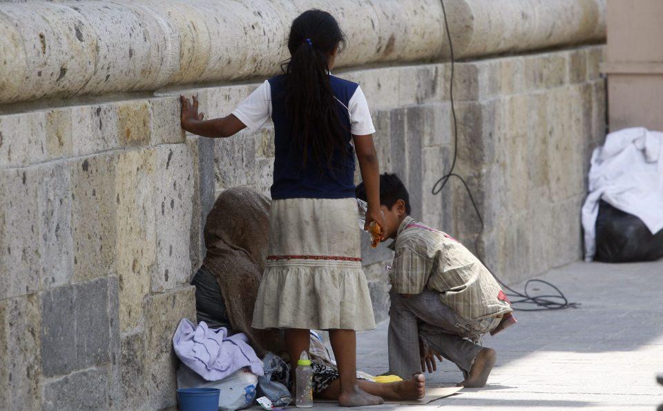 La pobreza baja 3.47% en México, pero la mitad de la población sigue siendo pobre