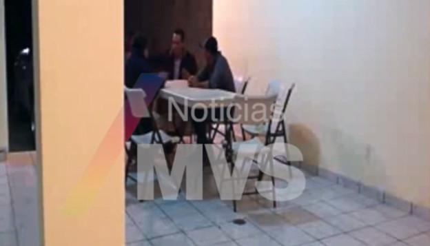 Denuncian que dos periodistas asesoraban a “La Tuta”; Televisa se deslinda