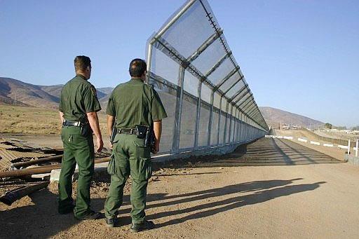 Listo, muro fronterizo en la frontera entre Arizona y Nogales