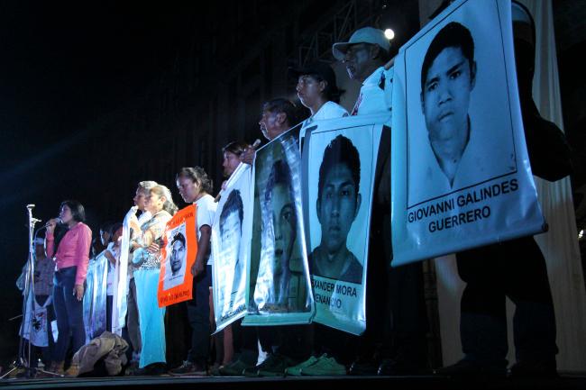 #Yomedescuelgo: Un cantautor chileno dedica una canción al caso Ayotzinapa