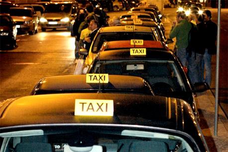 Subirá 12% tarifa del <i>banderazo</i> en taxis del DF