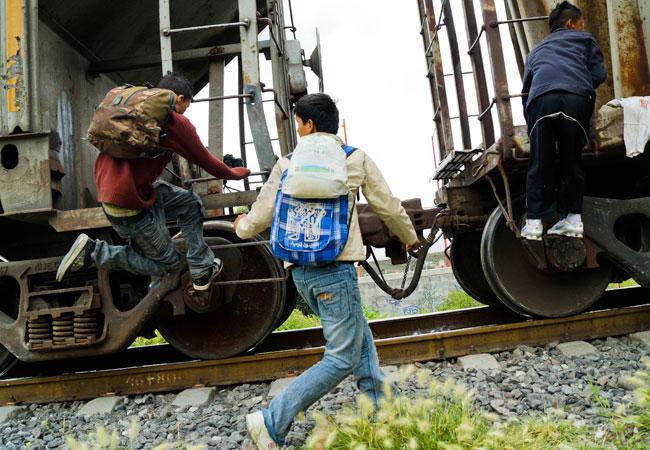 Detienen a 43 migrantes guatemaltecos en autobuses comerciales