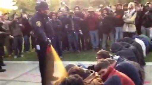 Suspenden a policías que rociaron gas pimienta contra indignados en EU