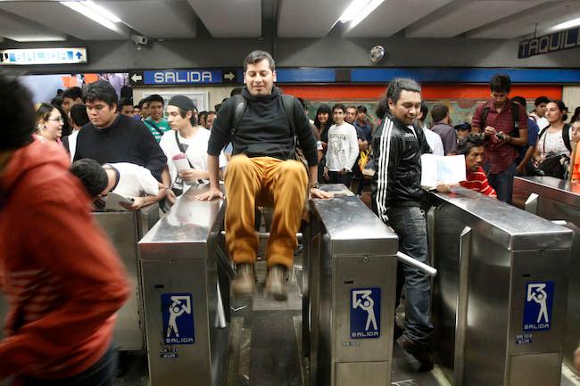 Procuraduría y policía del DF preparan operativo contra salto de torniquetes en el Metro