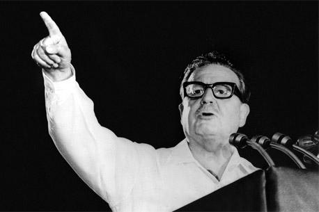 Exhuman restos de Salvador Allende para aclarar su muerte