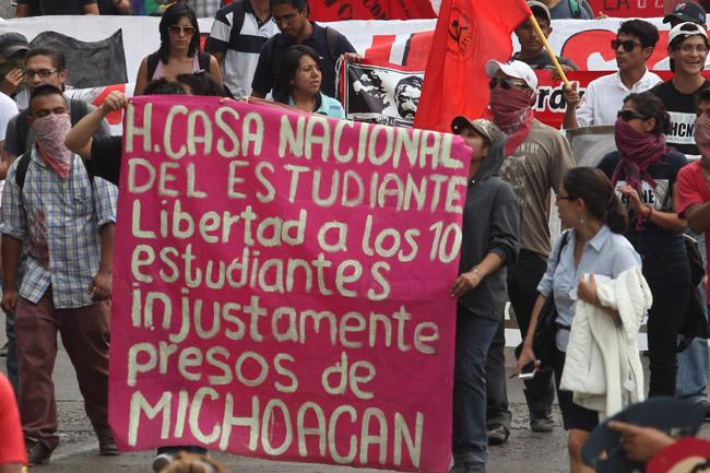 Normalistas toman 15 alcaldías; amenazan con tomar dependencias locales