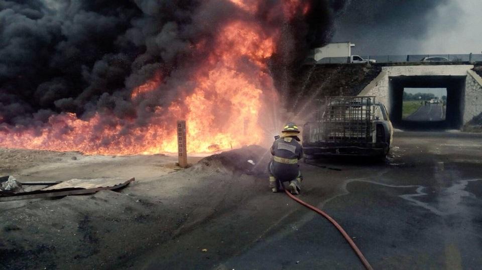 Reportan un incendio en una toma clandestina de combustible en Puebla