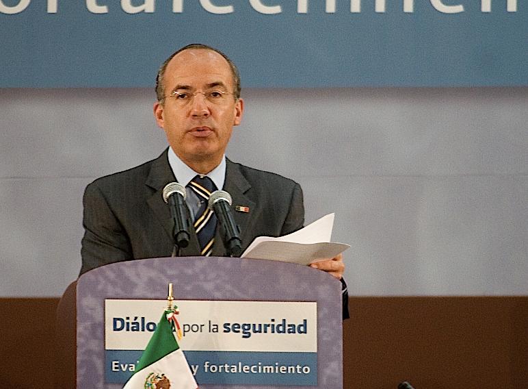 Plata o plomo, la amenaza del narco para alcaldes: Calderón