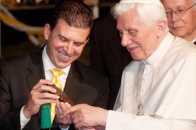 Edil de León se disculpa con maestro detenido por besar a su esposa