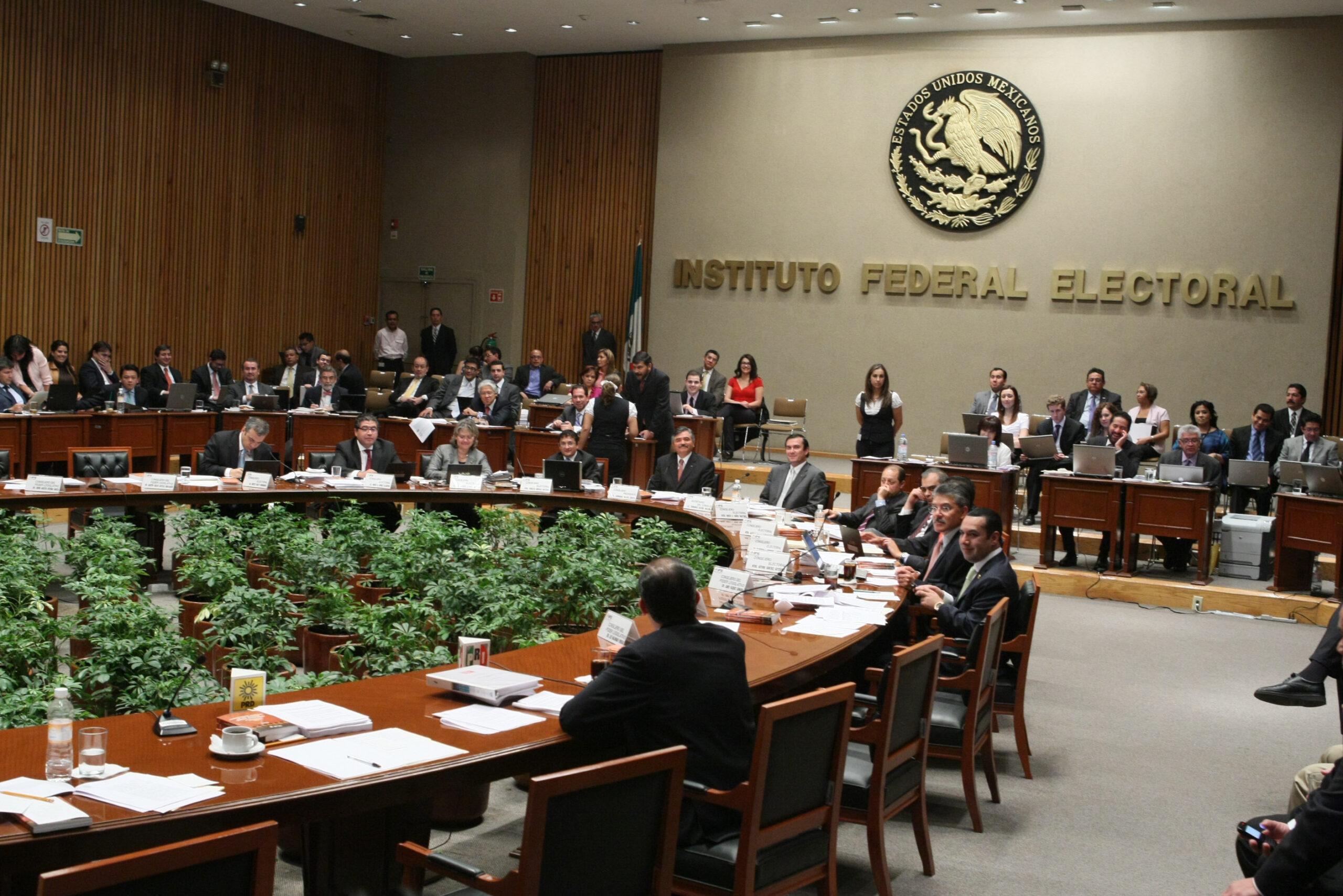 PRD presenta queja contra Calderón ante el IFE por declaraciones a consejeros de Banamex
