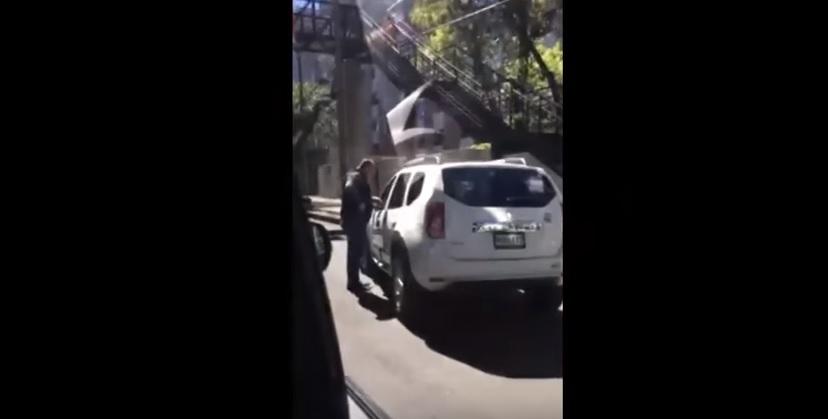 Presuntos escoltas de un Ferrari golpean a un automovilista en la Ciudad de México