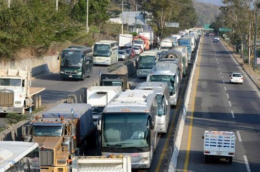Después de 3 horas, PF repliega a maestros y liberan Autopista del Sol