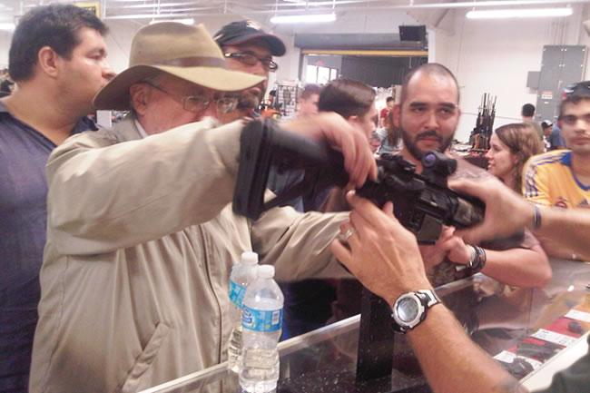 Albuquerque Gun Show: “cuernos de chivo” en cinco minutos #CaravanaUSA