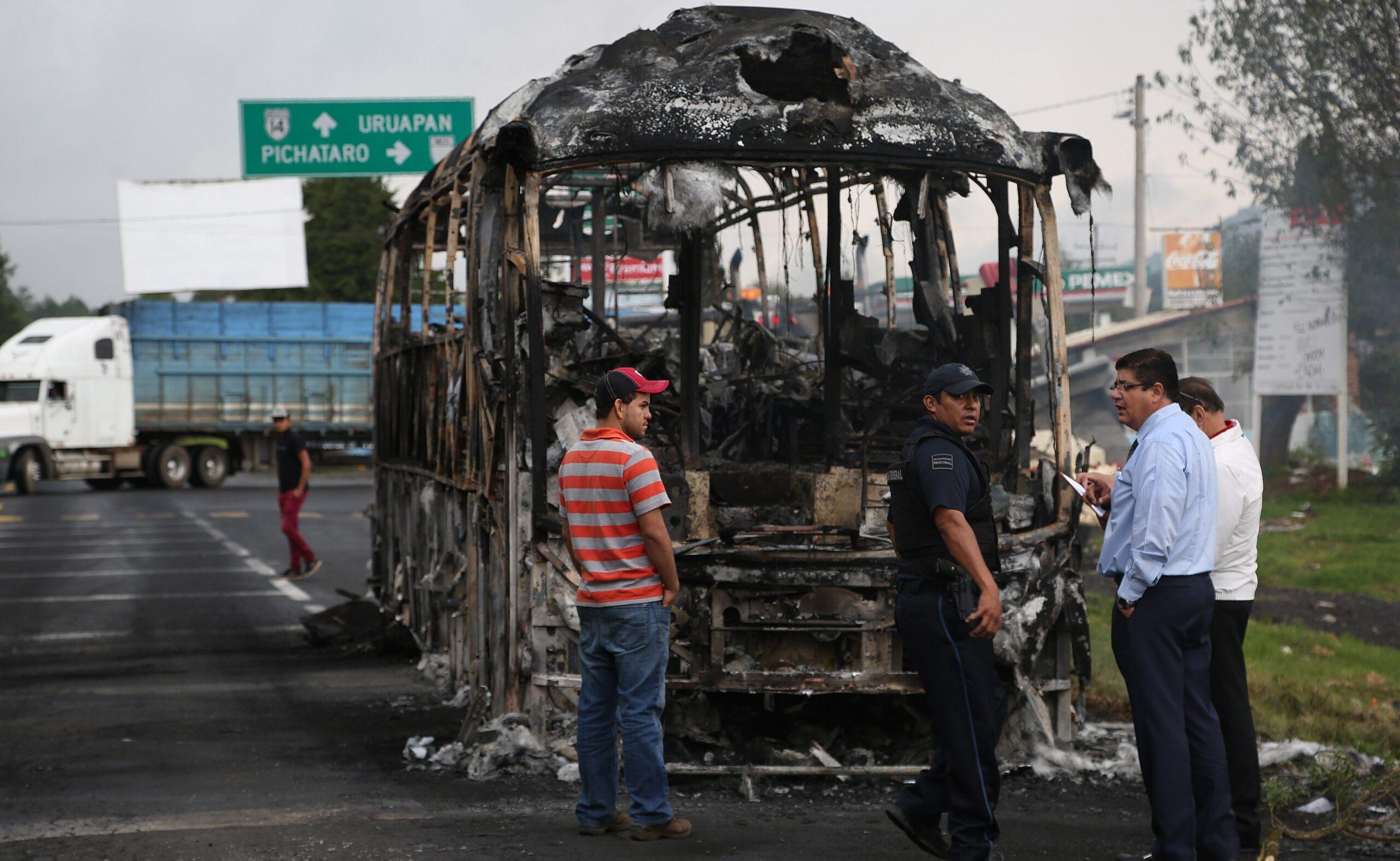 Líneas de autobuses suspenden servicio en Michoacán por secuestro y quema de vehículos