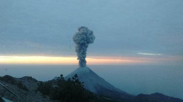 El Volcán de Colima tiene una exhalación de 2,000 metros