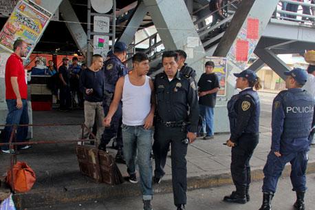 Estudiantes arrojan petardo en el Metro; la <i>broma</i> deja cuatro heridos