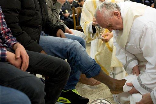 Rompe Papa Francisco “protocolo” del Jueves Santo