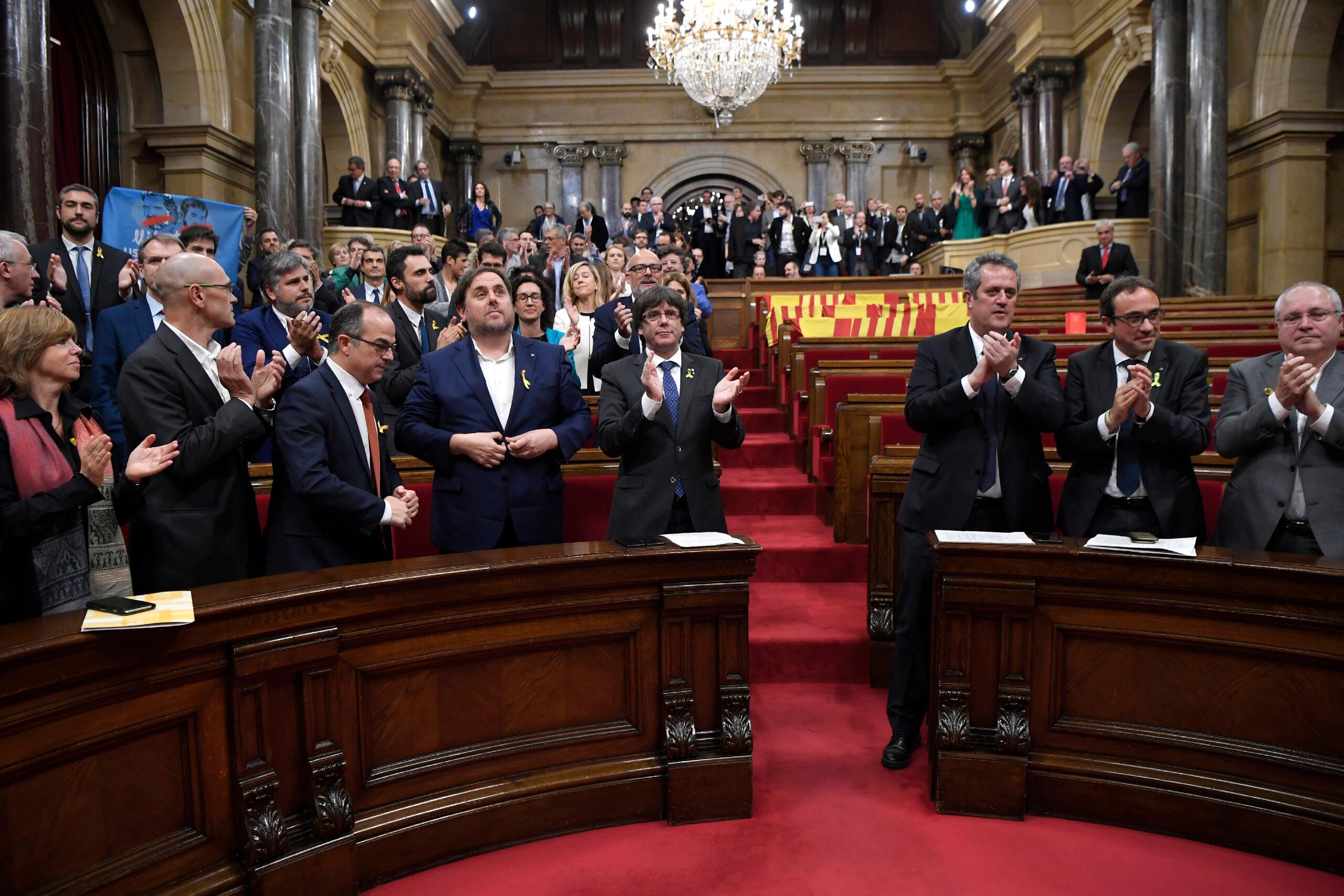 Parlamento declara la independencia de Cataluña respecto a España