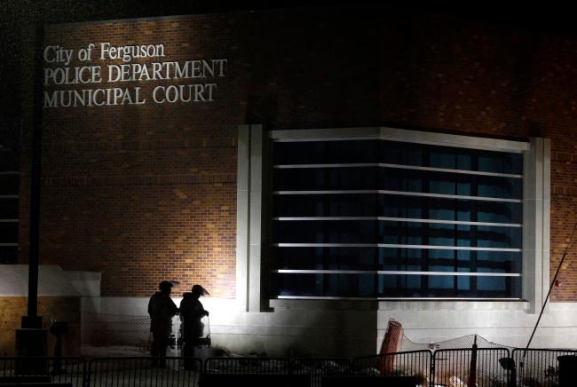 Policía de Ferguson sí discrimina, revela una investigación del Departamento de Justicia de EU
