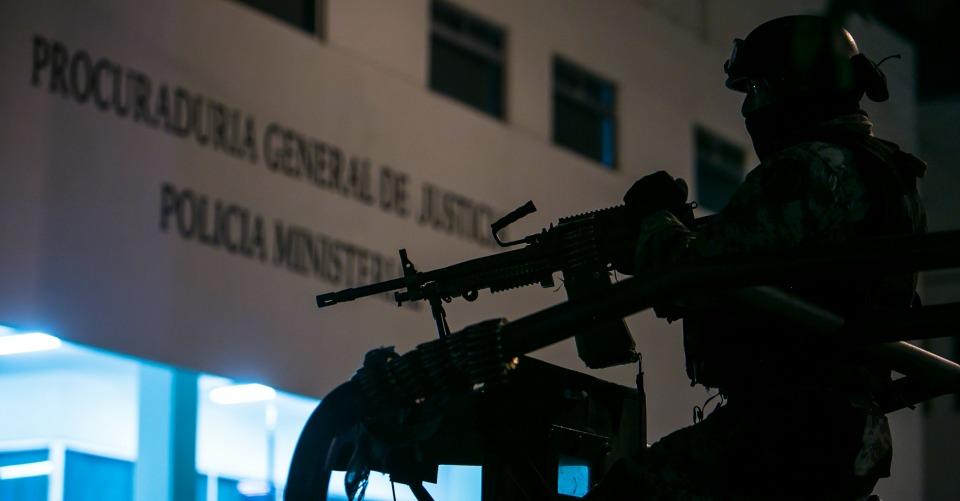 Elementos del Ejército inspeccionan armas de ministeriales en Culiacán, Sinaloa