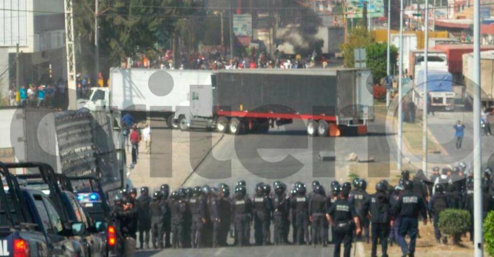 Federales y pobladores se enfrentan en Hidalgo; gobernador acusa que rompieron pacto