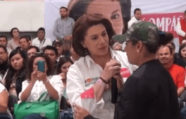 Una ciudadana recrimina a candidato del PRI que no le cumplió una promesa