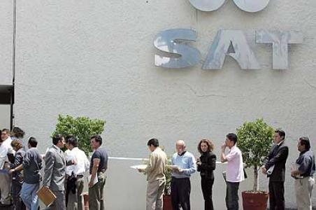 El SAT <i>se la pone difícil</i>, otra vez, a contribuyentes