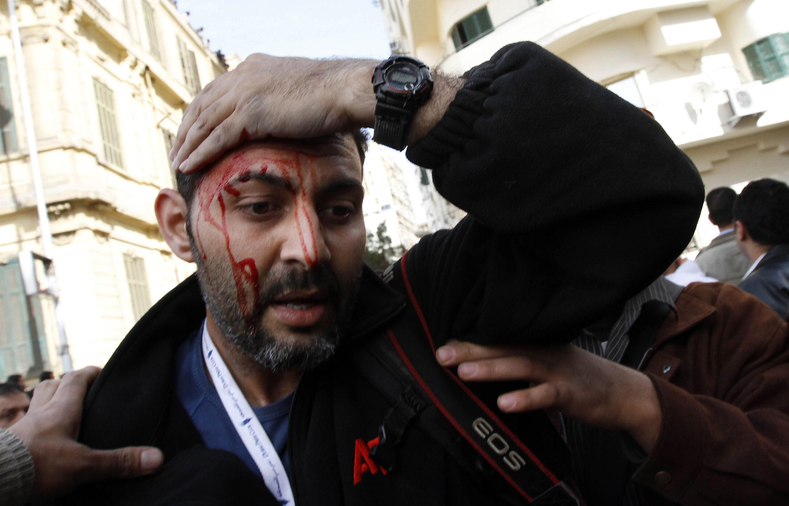 Condena internacional a ataques a periodistas en Egipto