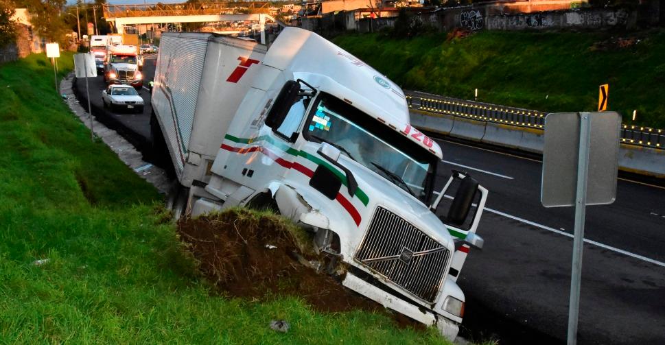 Gobierno mexicano firma acuerdo para reforzar supervisión de camiones doble remolque