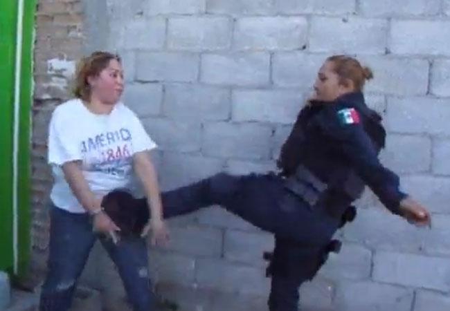 Difunden nuevo video sobre policía que patea a ciudadana en Juárez