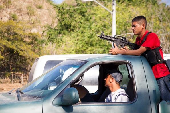 Autodefensas siguen avanzando en Michoacán; ingresan a Huetamo