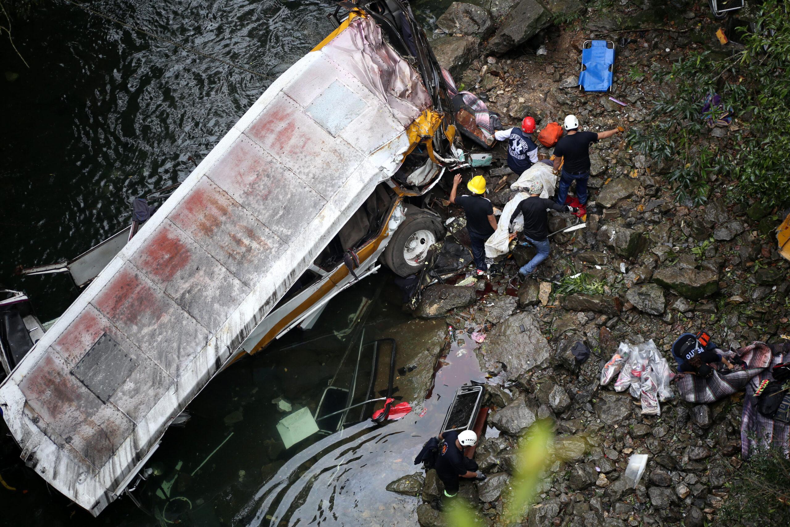 Termina rescate de autobús que cayó al río Atoyac en Veracruz; hay 20 muertos y 25 lesionados