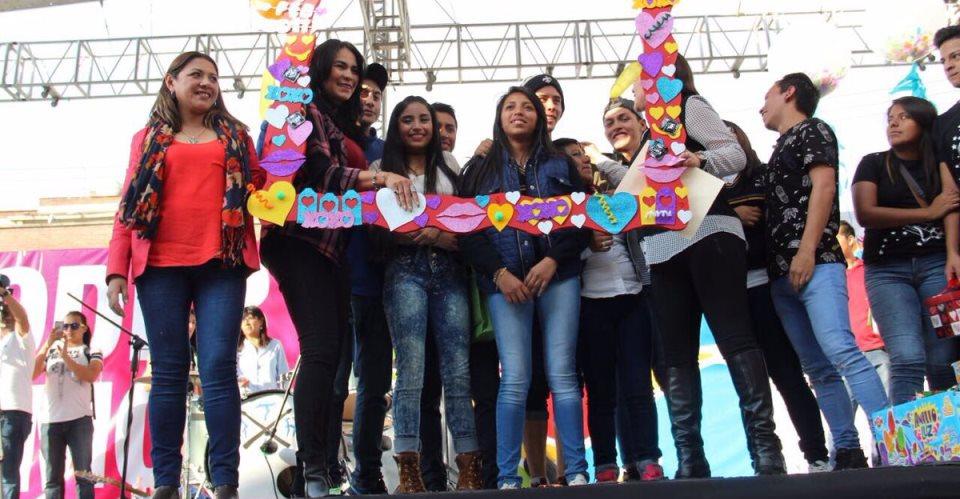 Es moralino escandalizarse por enseñar cómo se pone un condón en un pene: Anguiano