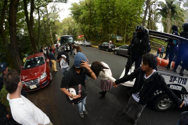 Policías retienen a estudiantes de Veracruz