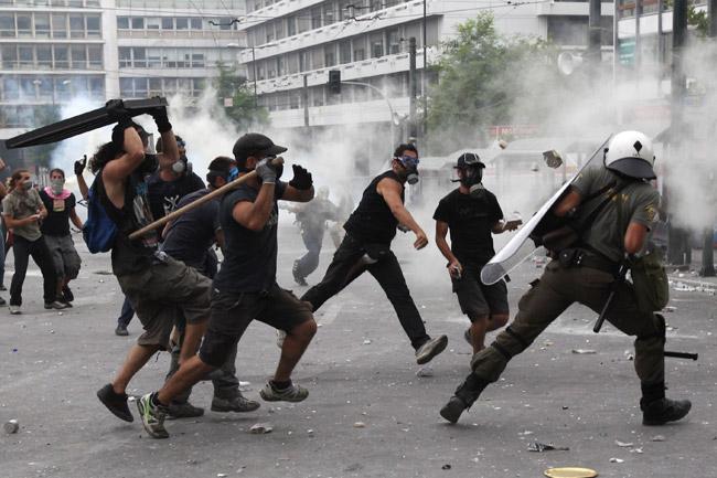 Grecia <i>arde</i> entre protestas y enfretamientos