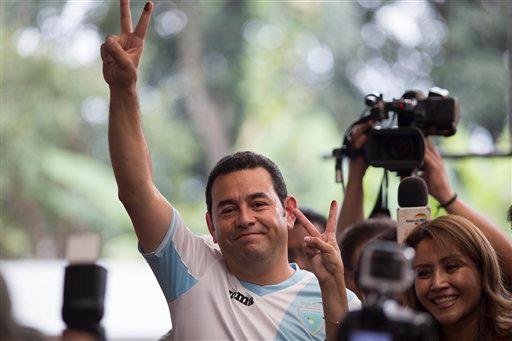 El comediante Jimmy Morales se perfila como nuevo presidente en Guatemala; en Argentina habría segunda vuelta