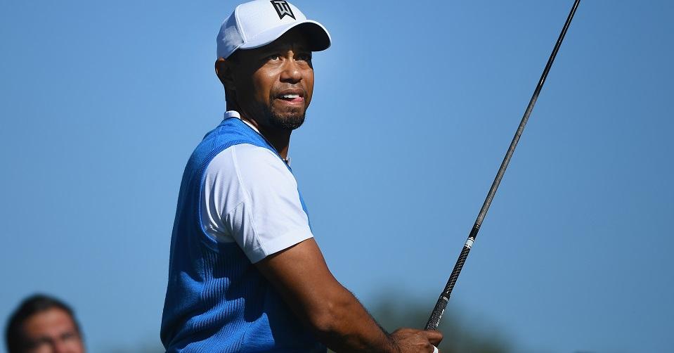 Detienen al golfista Tiger Woods por presuntamente conducir ebrio