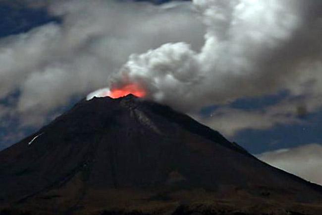 El Popocatépetl lanza material incandescente