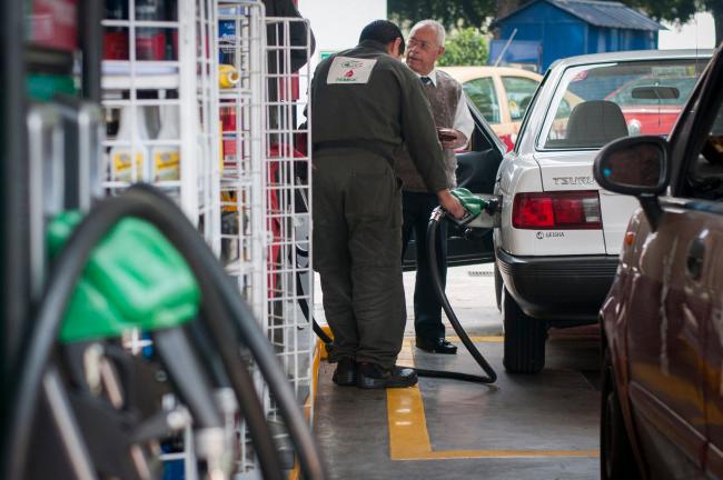 Hoy baja la gasolina por primera vez: 40 centavos por litro