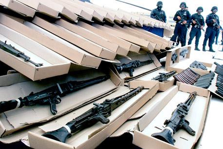 Decomisan contenedor con 900 armas en Michoacán