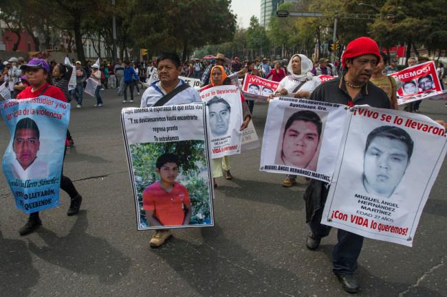 Padres de Ayotzinapa niegan haber entrado al cuartel de Iguala: Felipe de la Cruz