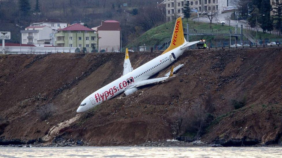 Momentos de pánico al interior de un avión que se salió de la pista y casi cae al mar en Turquía