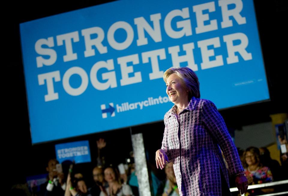 Acaban de romper una nueva barrera para las mujeres, dice Hillary Clinton a los demócratas