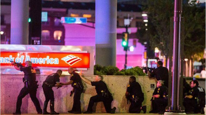 EU: 5 policías muertos y 6 heridos en Dallas por disparos de francotiradores durante protesta contra la violencia policial