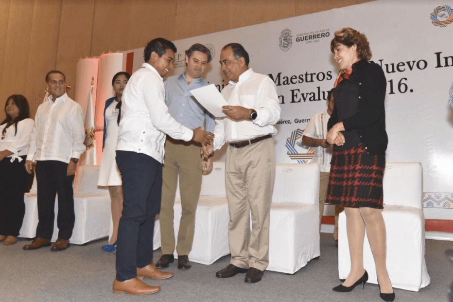 Normalistas egresados de Guerrero reciben 695 plazas de docentes