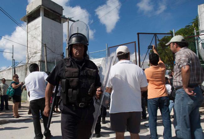 Suman 27 heridos por riña en penal de Cancún
