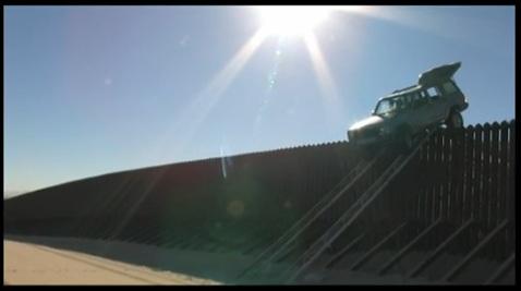 Aparece camioneta… ¡sobre muro fronterizo!