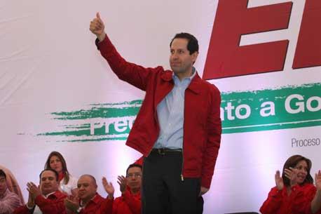 Eruviel Ávila pide dejar denotaciones al registrarse como candidato