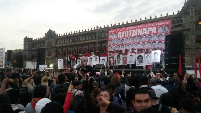 En el primer mitin del año por Ayotzinapa, papás llaman a no votar en Guerrero