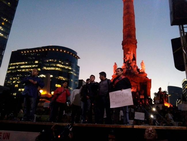 Manifestantes protestan por Ayotzinapa y el gobierno de Peña